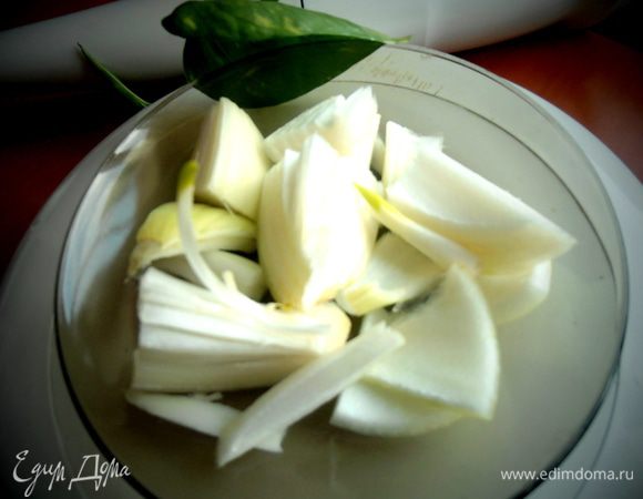 Луковицу (у меня половинка большой) поделить на части...