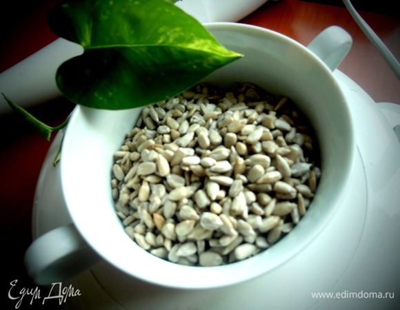 Семечки я покупаю уже очищенные и часто обжариваю и просто ем...Но здесь не нужно заранее обжаривать, т. к. потом они достаточно зажарятся в духовке.