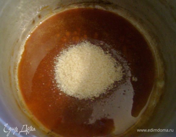 Приготовление торта следует начать с крема, готовить его нужно как минимум часа за 4. 
Разогреть кастрюлю, на дно высыпать примерно 1/4 часть сахара. После того как весь сахар растает, добавить новую порцию. И так растопить весь сахар, не забывая помешивать деревянной ложкой. 