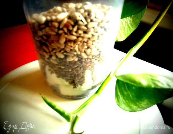 Сначала я сложила всё в ёмкость для погружного блендера, вот так красиво получилось!