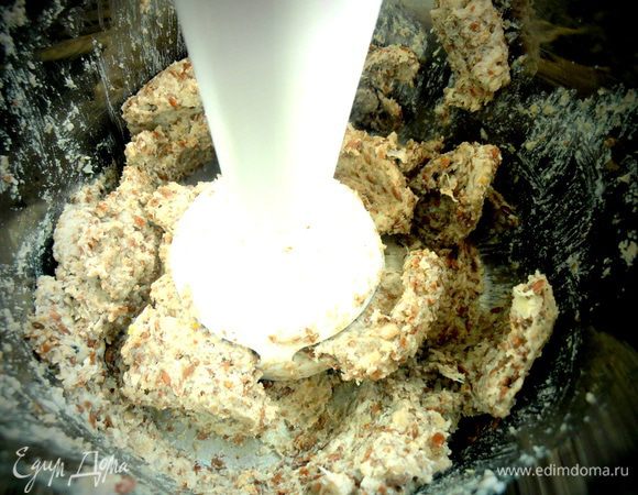 Но...блендер мой взвыл и молил о более просторной посудине,иначе никак не хотел достать до дна и измельчить лук!!! Я смилостивилась и выдала чашку пошире и всё пошло как по маслу))) Кто хочет,чтобы все льняные семечки измельчились,поблендерите подольше,но я оставила некоторые целыми...,так красивее!