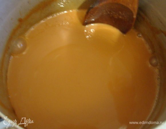 Пока карамель нагревается, нужно довести до кипения сливки. Горячие сливки добавить в горячую карамель, постоянно помешивая деревянной ложкой. Кипятить карамельный крем минуту. Охладить до комнатной температуры, а затем поставить в холодильник на 4 часа, это позволит крему загустеть.