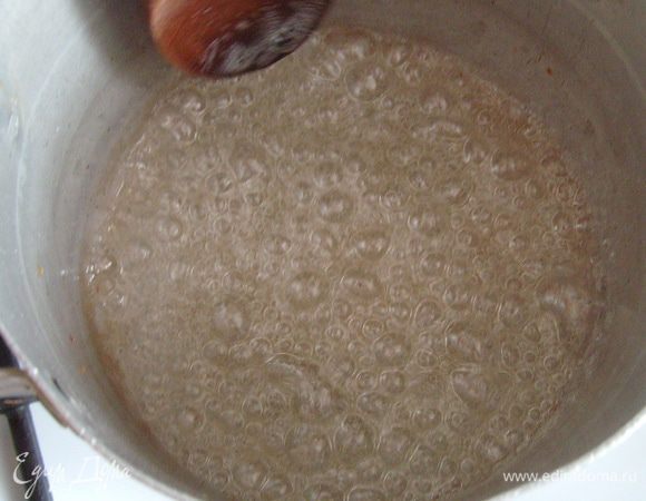 Пралине также можно приготовить заранее. Для этого в кастрюльку влить воду, добавить сахар, довести до кипения.