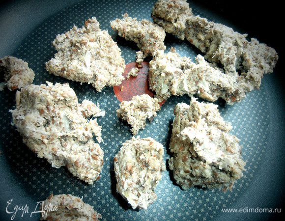 В рецепте рекомендуется выпекать на пергаменте,но я смело стала пробовать в незаменимой на моей кухне тефлоновой форме и даже без смазывания!