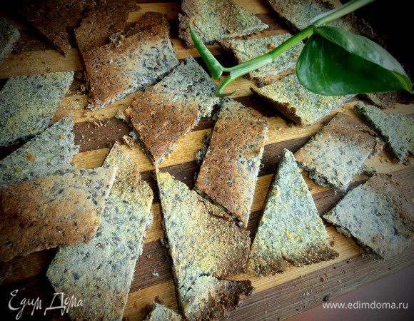 Теперь нужно быстро нарезать или поломать по-домашнему на более мелкие кусочки...