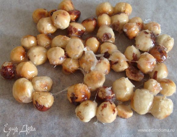 И сразу же выложить на смазанный растительным маслом пергамент.