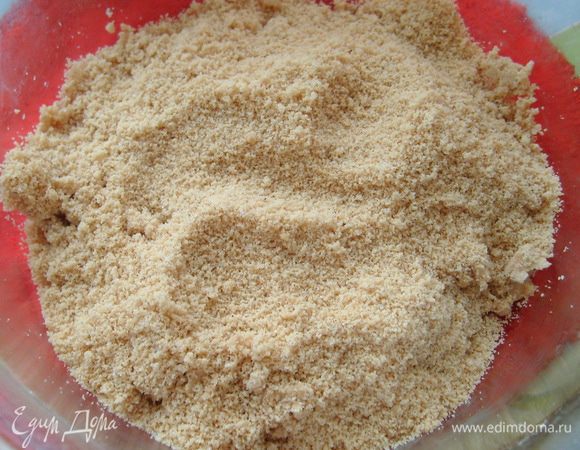 Для приготовления бисквита измельчить фундук до состояния муки. Главное, чтобы получилась именно мука, а не паста. Просеять дважды ореховую муку, крахмал и разрыхлитель.
