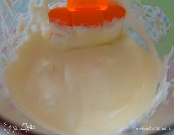 Взбить желтки с оставшимся сахаром в пышную пену.
