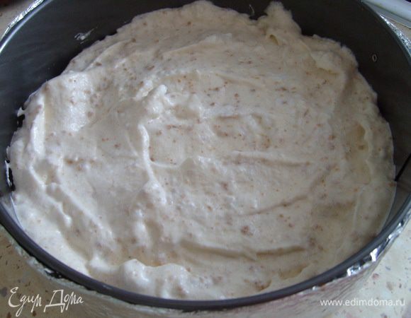 Добавить к белкам 1/3 сухих ингредиентов, аккуратно вмешать силиконовой лопаткой. Далее добавить 1/2 желтков и 1/3 орехово-крахмальной смеси и опять все аккуратно вмешать. И снова 1/2 желтков и 1/3 муки вмешать путем "складывания". Застелить дно формы пергаментом, смазать растительным маслом, вылить тесто и выпекать в разогретой до 170 градусов духовке 25-30 мин. Бисквит остудить, перевернув на решетку, а затем разрезать на три коржа.