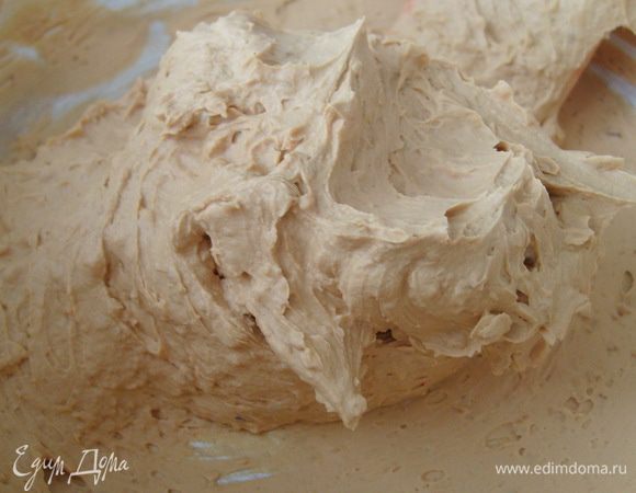 Взбить карамельный крем на минимальной скорости миксера до мягких пиков. В конце добавить пралине и аккуратно перемешать крем.