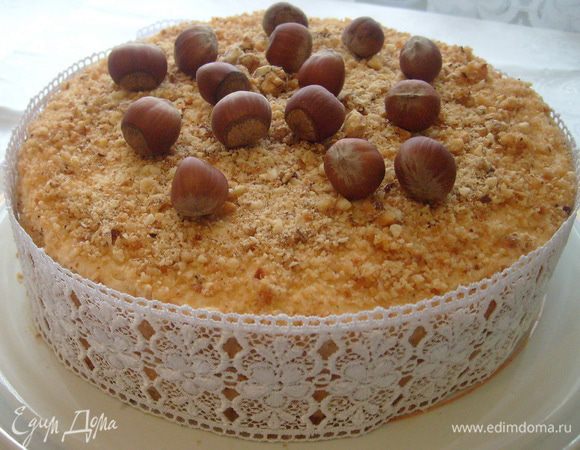 Начать сборку торта: корж - крем, корж - крем, корж - крем. Бока торта также смазать кремом, обсыпать пралине. Поставить в холодильник охлаждаться часа на 3-4. А затем наслаждаться!