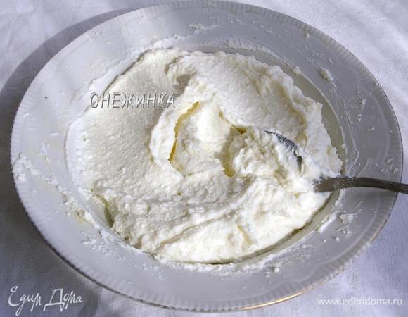 Вначале готовим творожную прослойку. Творог, яйцо с сахаром и ванилином пробиваем блендером в однородную массу. Если готовить вручную, то протрите творог через сито и разотрите затем с яйцом, сахаром и ванилином. Добавляем крахмал и перемешиваем. Если Вы видите, что масса жидковата, добавьте больше крахмала.