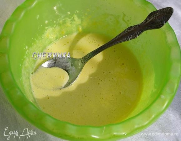 Для шоколадного слоя желтки отделяем от белков и взбиваем миксером с сахаром и солью.