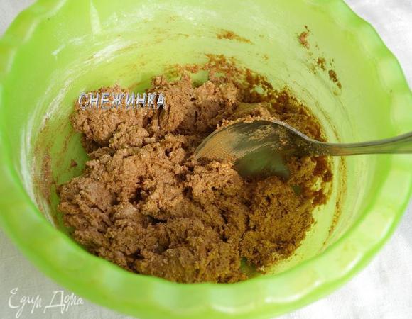 Добавляем какао, муку и разрыхлитель. Перемешиваем.