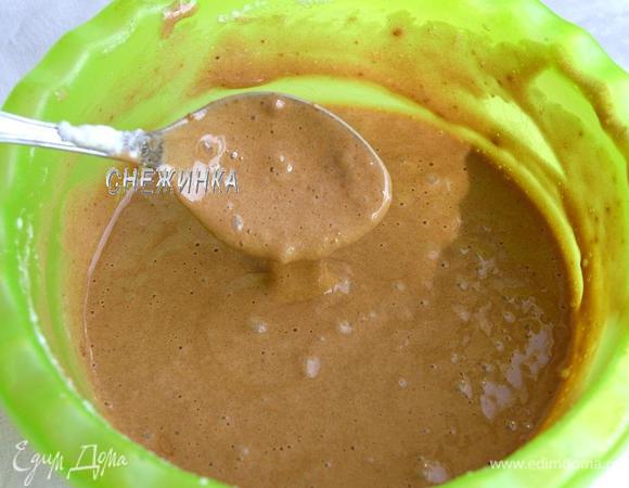 Отдельно взбиваем в устойчивую пену белки и вводим в тесто.