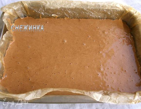 Выливаем шоколадное тесто на творожный слой.