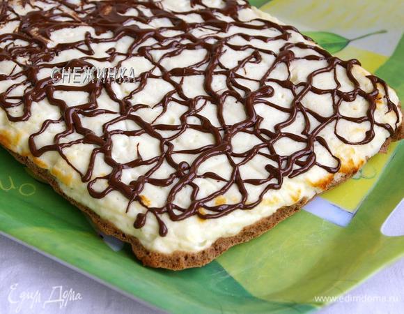 Готовый пирог остужаем и только после этого переворачиваем на блюдо, чтобы творожный слой оказался сверху. Украшаем растопленным шоколадом.

