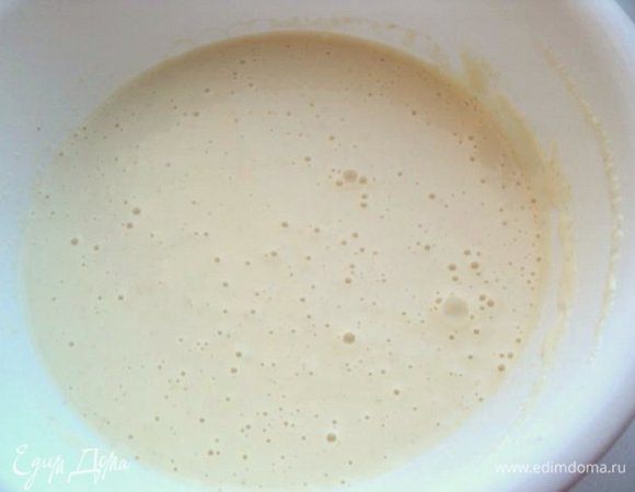 Желтки смешайте венчиком с теплой водой и добавьте к сухим ингредиентам. Влейте оливковое масло и взбейте миксером на низкой скорости 2 минуты. Накройте кастрюлю полотенцем и поставьте в теплое место на 45–60 минут для подъема.