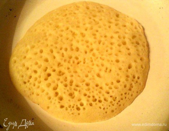 Жарьте блины на холодной сковороде, смазанной растительным маслом. Наливайте по ⅔ половника и готовьте блины с одной стороны. Диаметр блинчика — 12–15 см. Как только сверху образуются пузырьки и тесто «схватится», снимите блинчик со сковороды. После жарки каждого блинчика охладите сковороду, перевернув вверх дном, поместите ее под струю холодной воды на 15–20 секунд.