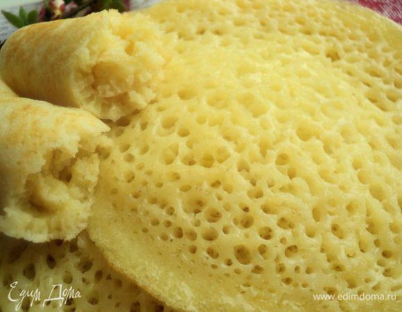 Готовый блинчик (пористую сторону) щедро смажьте растопленным маслом и медом.