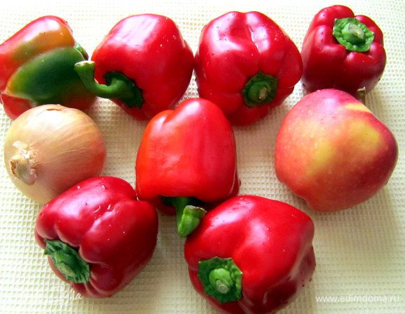 Подготовить перцы, яблоко, лук.