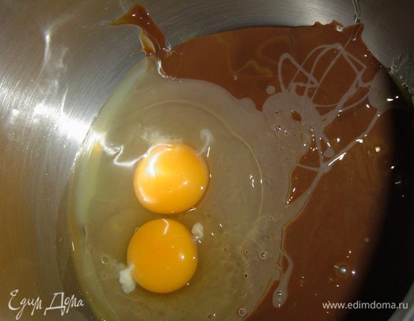 К сгущенному молоку добавляем какао, тщательно перемешиваем, а затем вбиваем яйца и взбиваем.