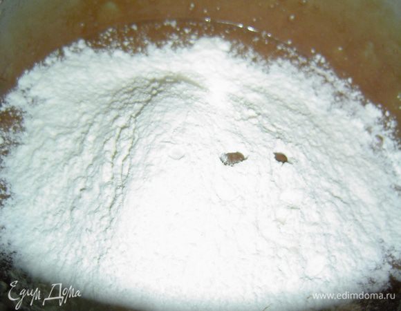  Добавляем муку, разрыхлитель и взбиваем до однородности.