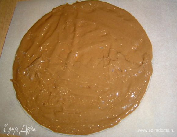 На пергаментной бумаге рисуем окружность (у меня 24 см), на нее выкладываем 1,5 ст.л. теста и равномерно распределяем.