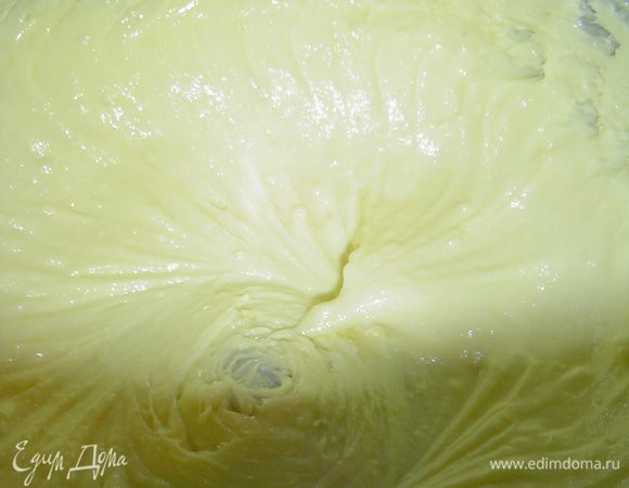 Пока коржи остывают, готовим крем.Молоко кипятим с половиной сахара и ванилином. Желтки хорошо размешиваем с оставшимся сахаром и крахмалом. Немного молока вливаем в желтковую массу и быстро, тщательно перемешиваем, а затем хорошо размешиваем и медленно выливаем  в кипящее молоко. На медленном огне доводим до загустения. Мешаем энергично, чтобы крем получился ровный, без комочков. 