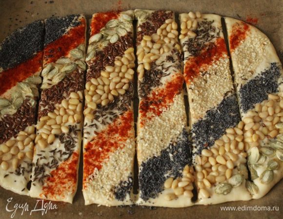 Разрезать тесто на полоски.