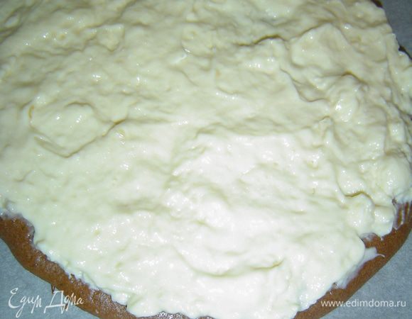 Теперь осталось собрать торт. Первый корж смазываем кремом, 