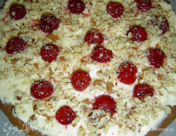 сверху кладем вишни (у меня замороженные) и посыпаем измельченными орехами.