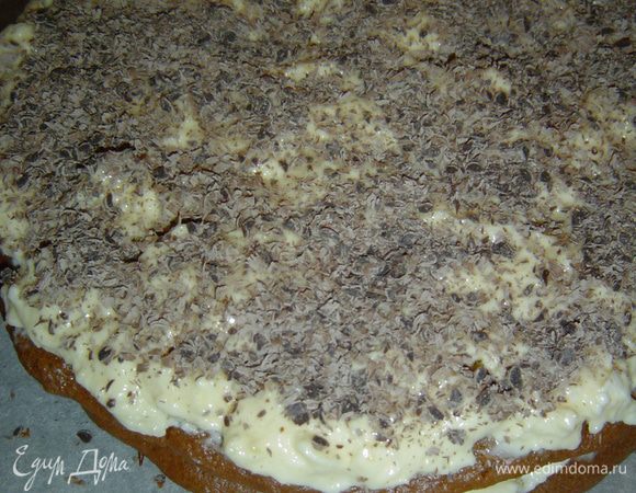 Следующий корж также смазываем кремом и посыпаем тертым шоколадом. Следующий корж - вишня+орехи, затем - шоколад и т.д. Верхний корж только смазываем кремом.