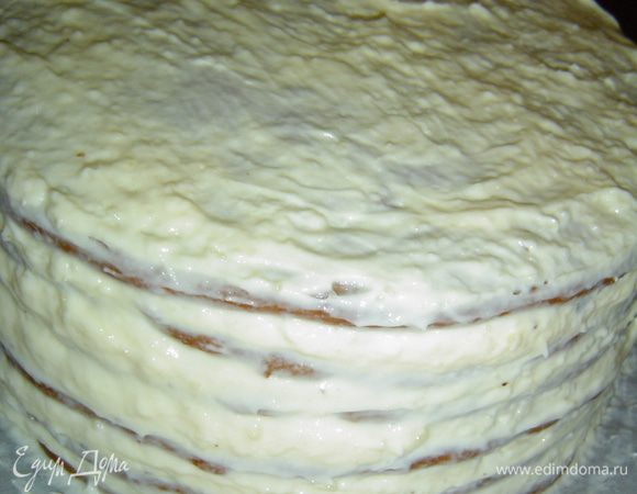 Оставшимся кремом смазываем бока торта и отправляем в холод на 5-6 часов.