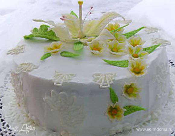 Осталось только украсить торт, я это сделала с помощью элементов из айсинга и цветов из мастики. 