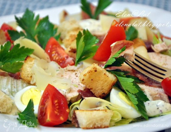 ...и помидорки черри, тоже порезанные на половинки, если крупные, то на четвертинки. Для заправки смешать все ингредиенты и аккуратно полить, скорее ложкой выложить заправку на салат. Затем уложить крутоны и тоненькие, прямо прозрачные ломтики сыра. Все можно подавать к столу. Приятного аппетита!!!!!!!!!!!