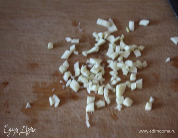 Мелко рубим чеснок