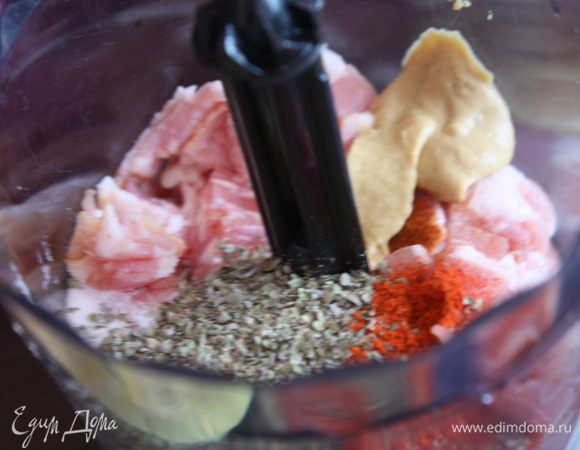  В блендер добавим бекон,чеснок,все приправы,нальем 1/2 стакана воды и все измельчим