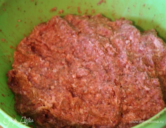  Перемешаем с фаршем,отобьем (я обязательно несколько раз шмякаю хорошенько фарш) и начнем лепить небольшие котлетки.