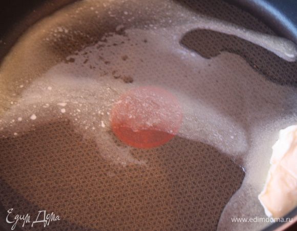 в сковороде растапливаем сливочное масло