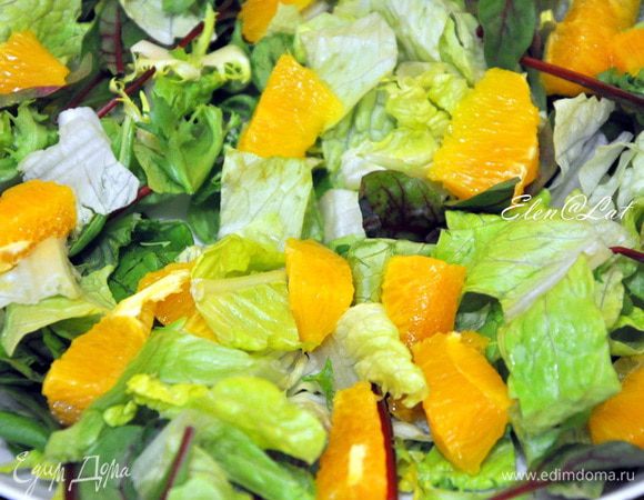 Здесь все очень просто))) 
Отварить в подсоленной воде креветки, остудить и очистить. Апельсин очистить от кожуры и белой пленки, нарезать крупными кусками.
На блюдо выложить листья салата, сверху уложить креветки, апельсин.
 