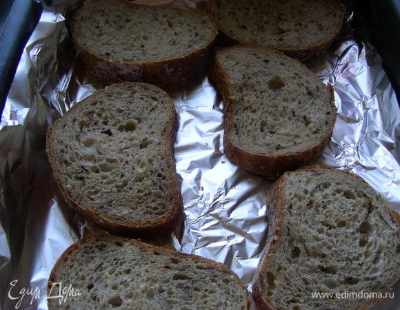 Хлеб нарезаем средне, смазываем оливковым маслом и отправляем в духовку 220 гр минут на 10.
