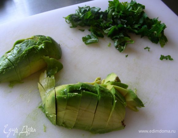 Авокадо режем кубиками и взбрызгиваем лимонным соком.
