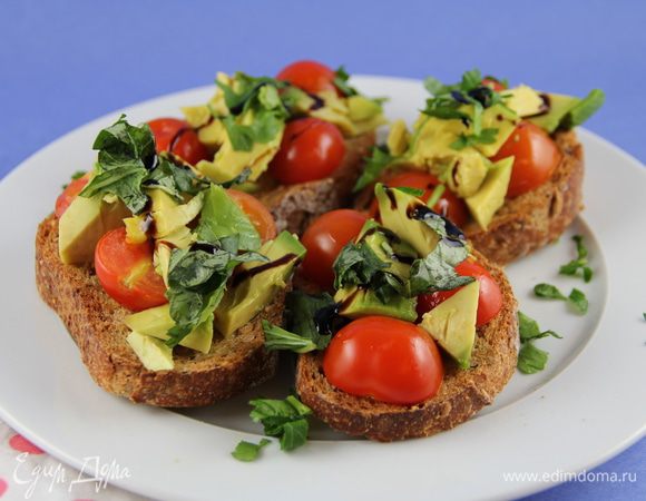 На хлеб выкладываем черри, затем авокадо и рукколу или рубленную зелень. Сверху взбрызгиваем бальзамическим уксусом (я использовала соус, он придает пикантно-сладкую нотку) и подаем. Приятного аппетита)))


