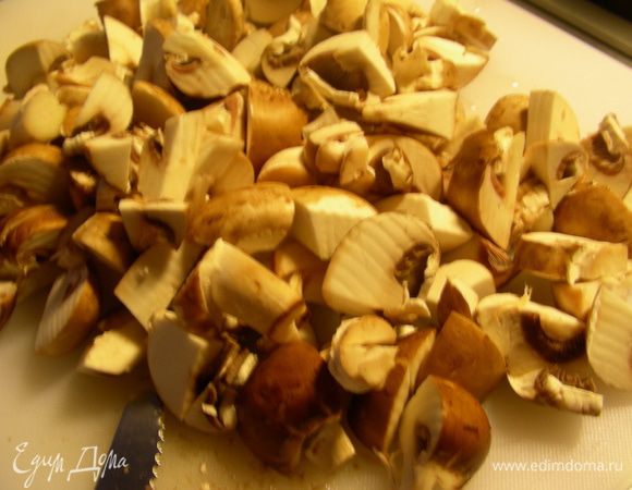 Пасту отвариваем до готовности. Грибы режем средне.
