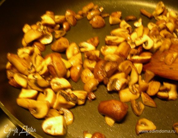 Обжариваем их на оливковом масле до мягкости минут 5. 
