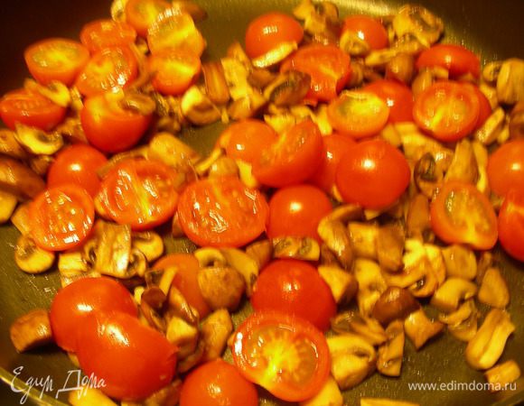Добавляем мелкопорезанный чеснок и черри, порезанные напополам. Готовим еще несколько минут.
