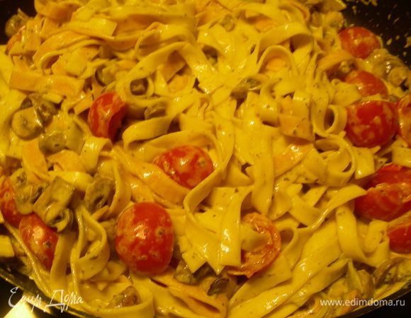 Соединяем пасту с соусом. Все прогреваем на среднем огне.