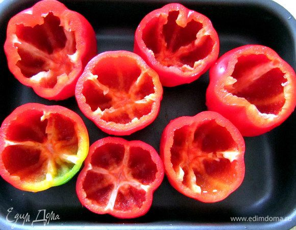 С перцев срезать крышечки, удалить середину и промыть.
