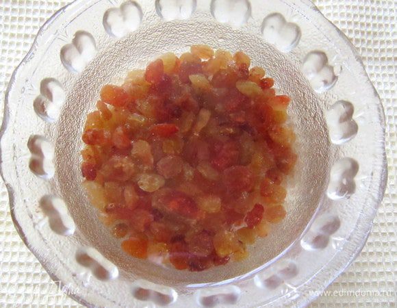 Изюм промыть и на 15 мин замочить в горячей воде.
